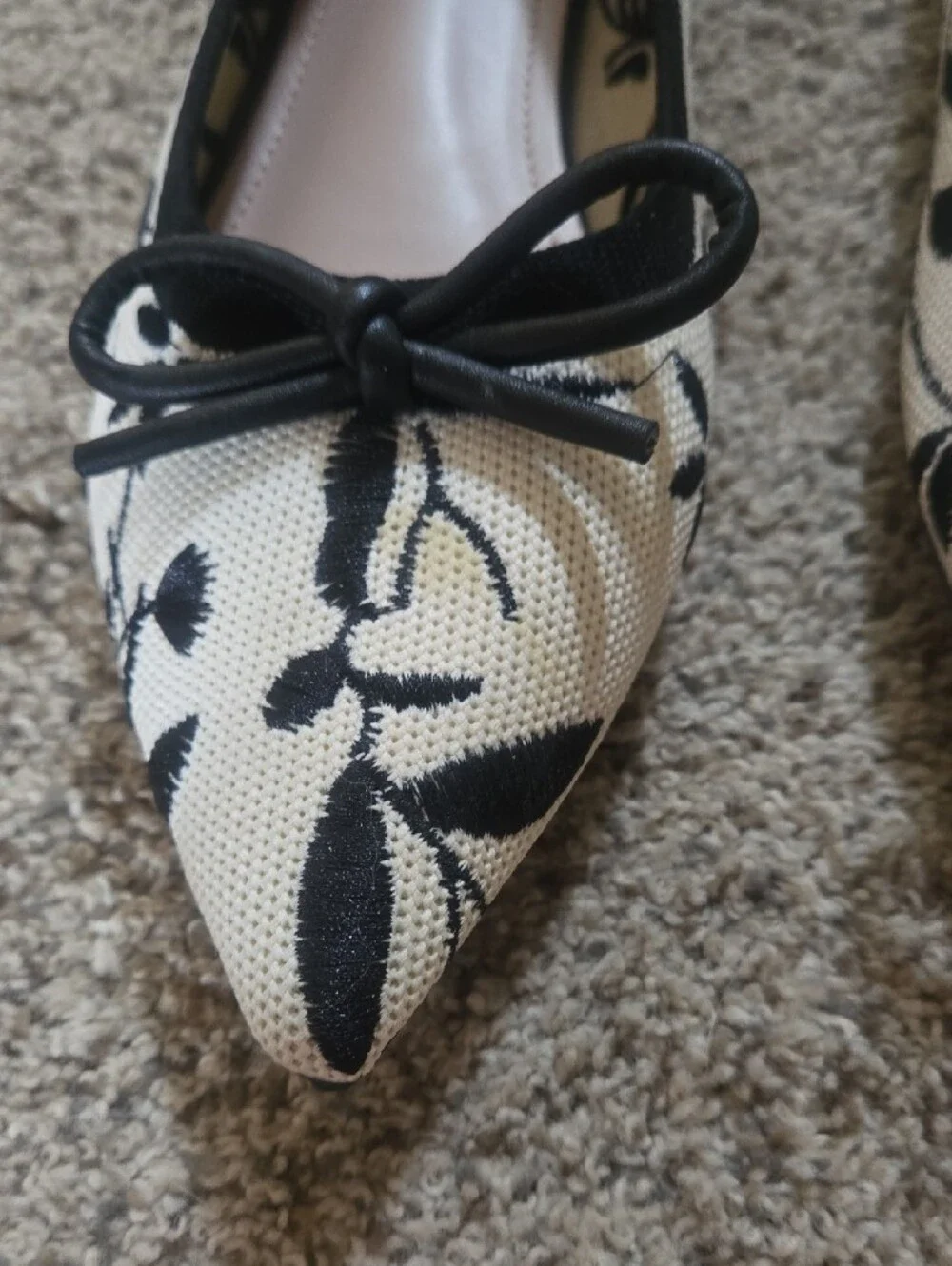 Women’s Pointed Toe Floral Ballet Flats - Black & Cream NEW